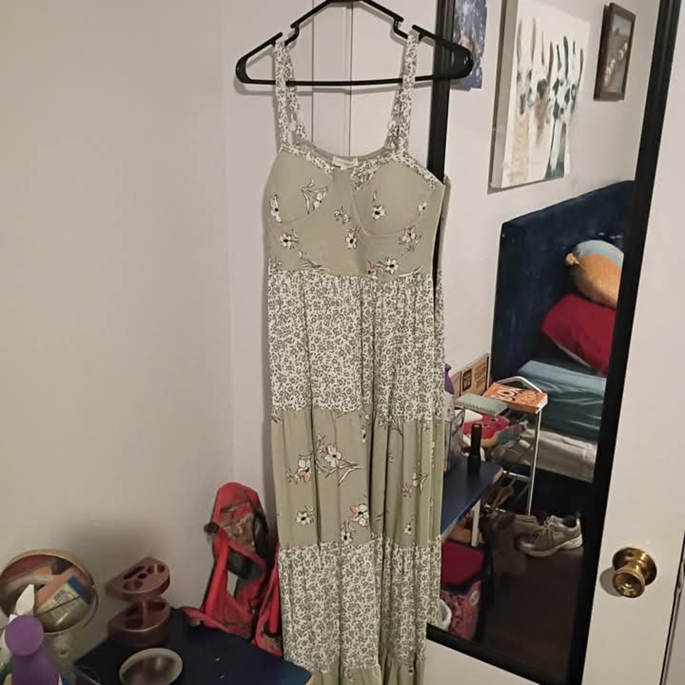 Chic Floral Maxi Dress in Sage Green